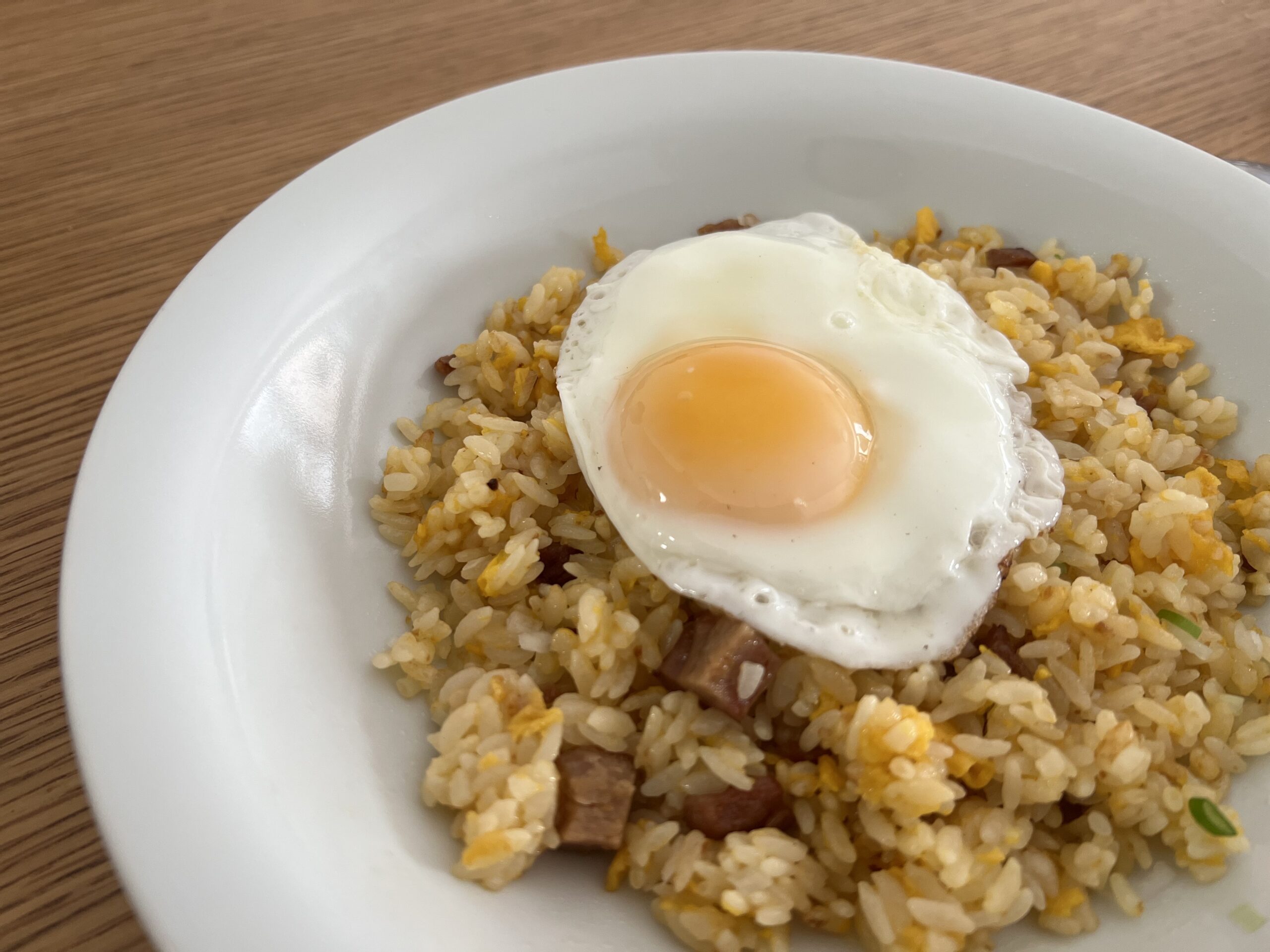 目玉焼きのせチャーハン