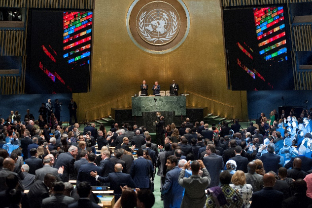 ©UN Photo/Cia Pak
2015年9月25日、SDGsが記された国連文書「持続可能な開発のための2030アジェンダ」が採択された