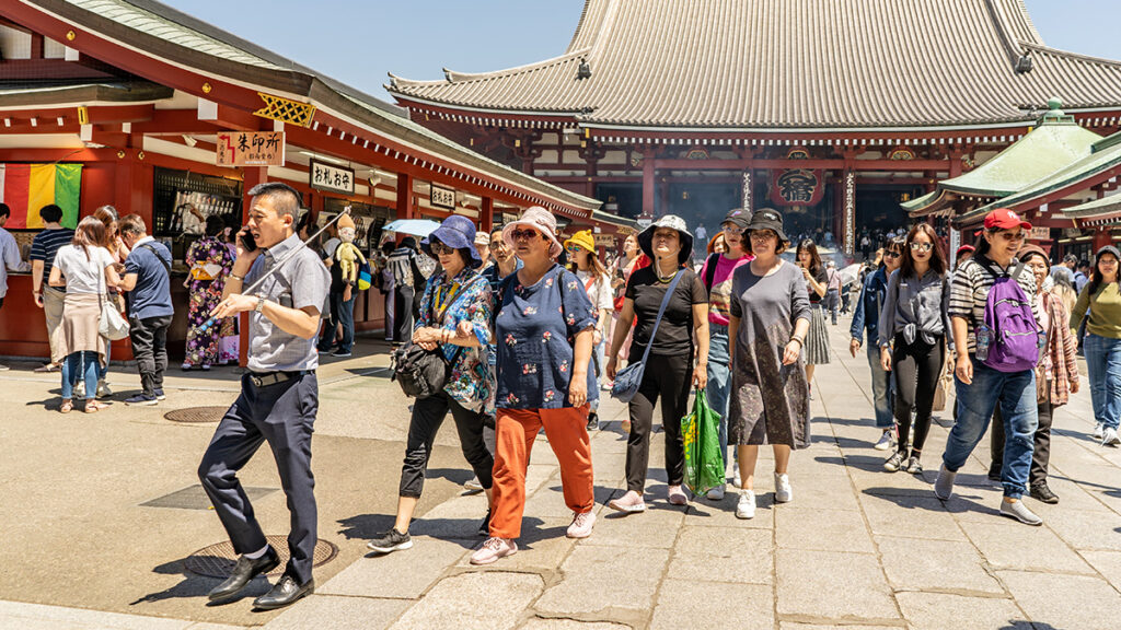 旅行で添乗員が引率している画像