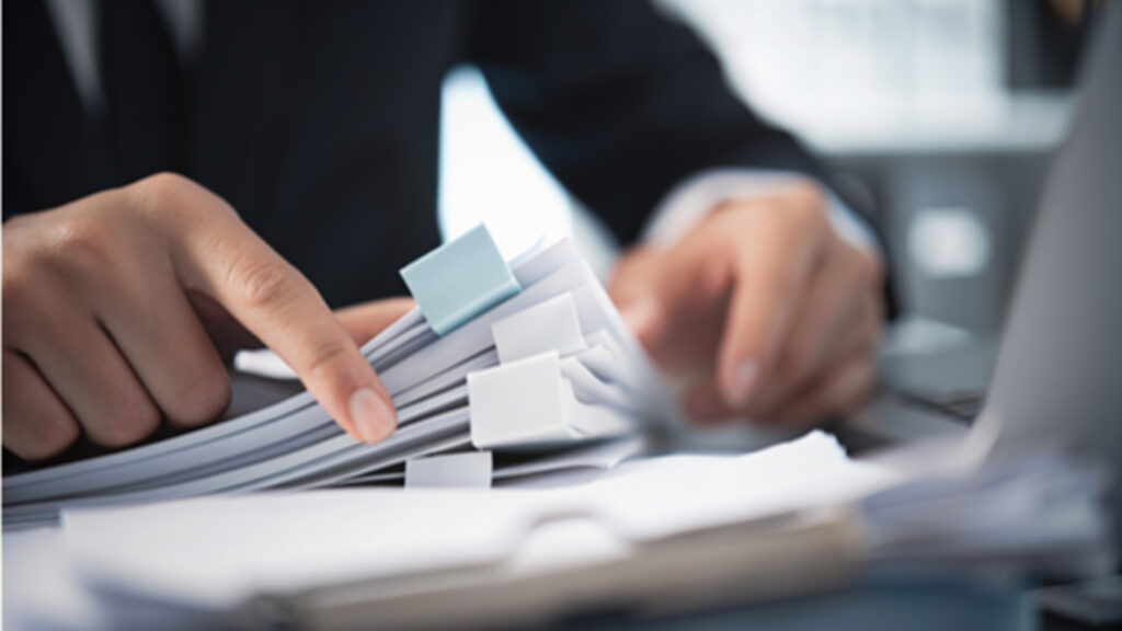 束ねた書類を整理しているイメージ画像