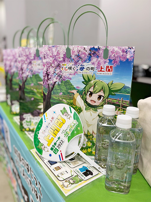 無料配布したのんのちゃんのイラスト入り紙袋、うちわ、ミネラルウォーター