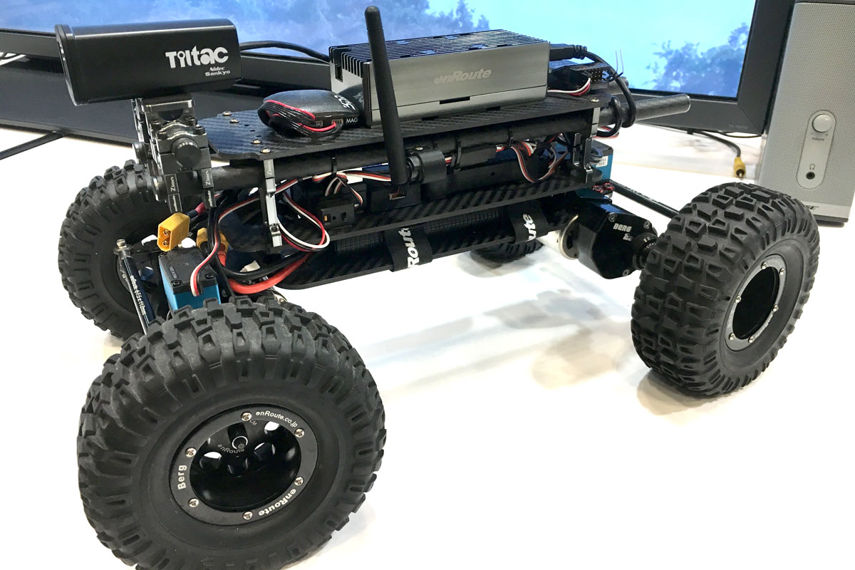 ラフロードにも対応する小型無人車両