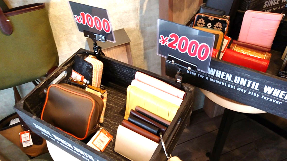 入ってすぐの場所には「1000円」「2000円」の値札が付いたセール品があった