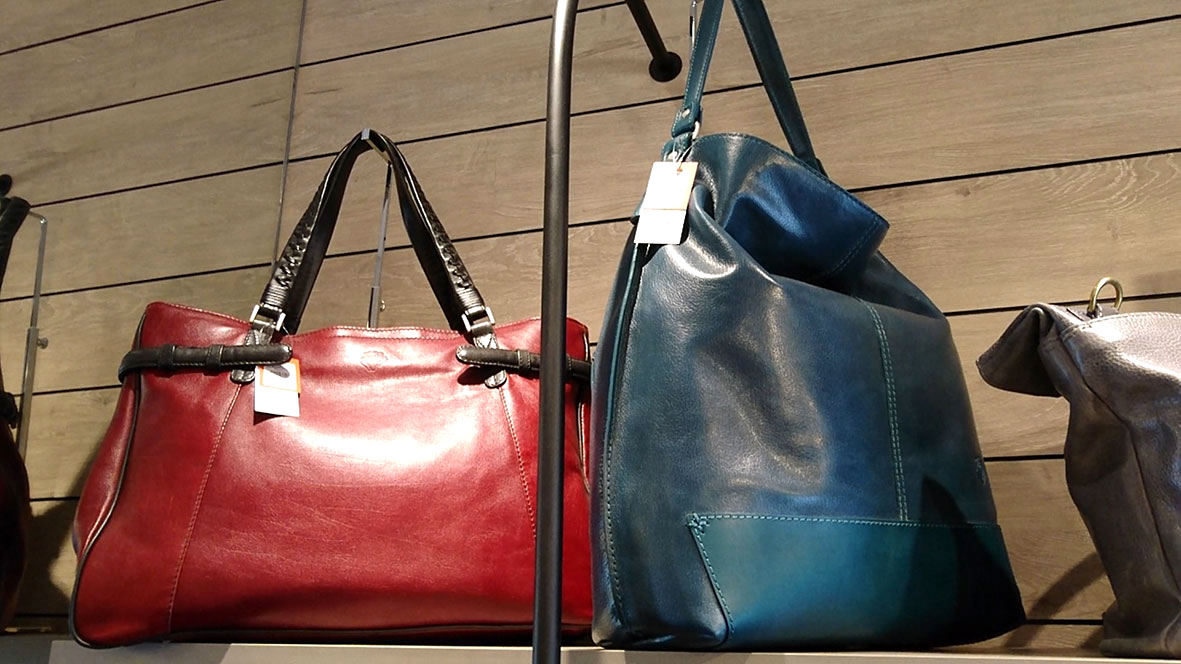 明らかに高級なバッグも5~6万円で手に入る。とにかくお店へ行ってみるべし!