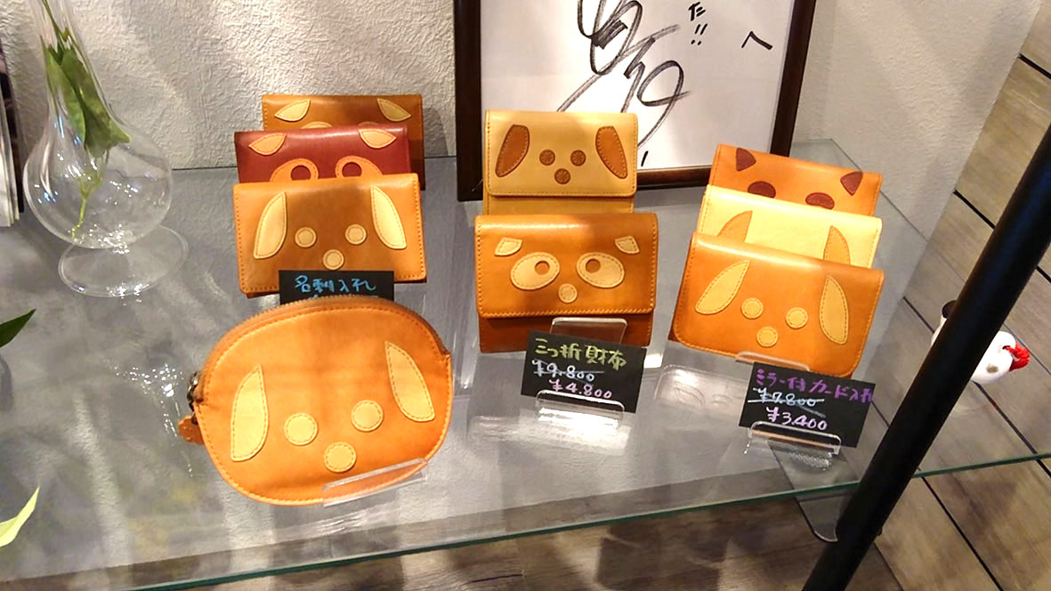 社長がShionブランドを立ち上げた時、一番最初に作ったという動物シリーズ。顔を形作っている部分も革で、丸、楕円などの縁に沿ってミシンがけされている